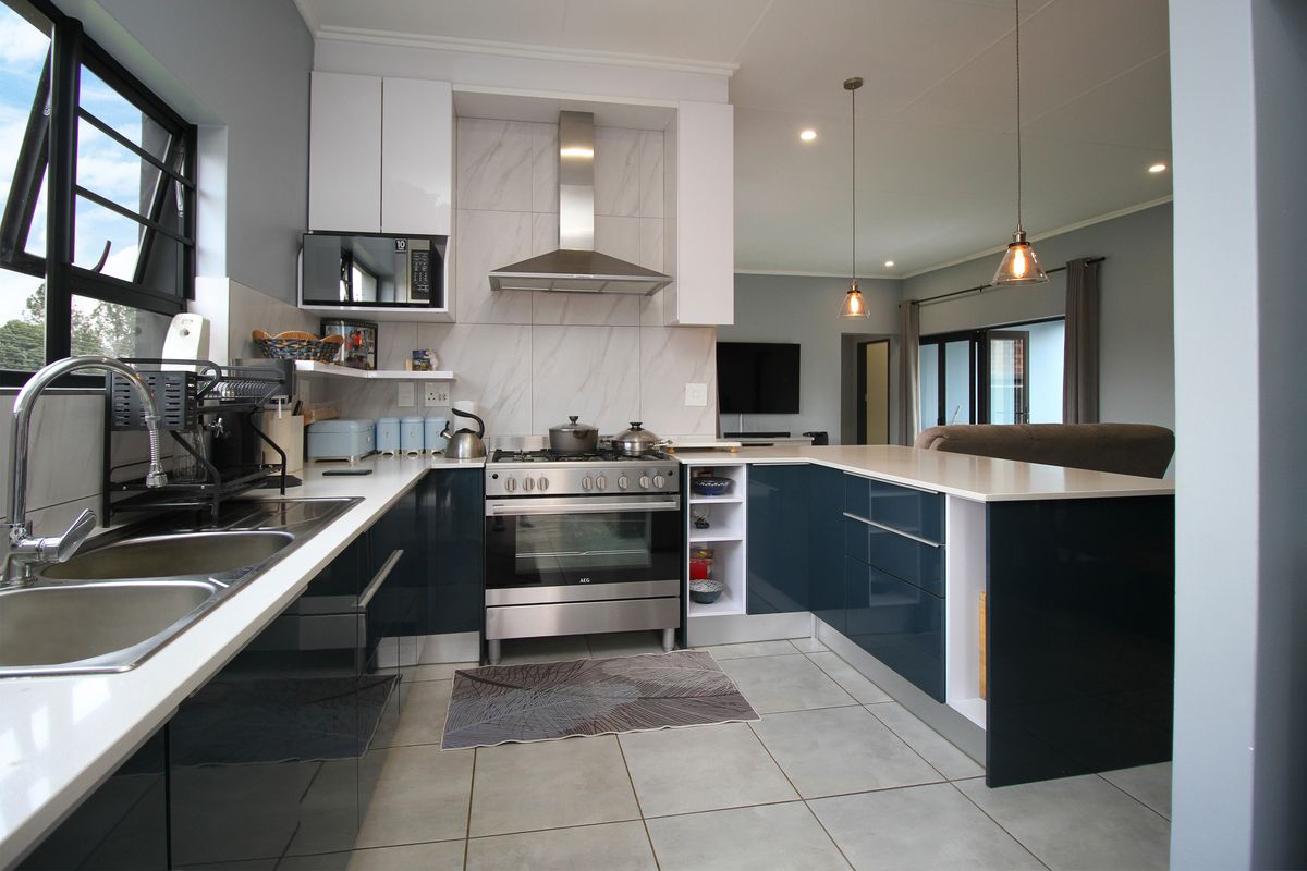 Single storey contemporary living - Photo 3