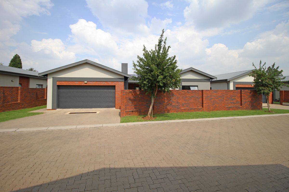 Single storey contemporary living - Photo 2