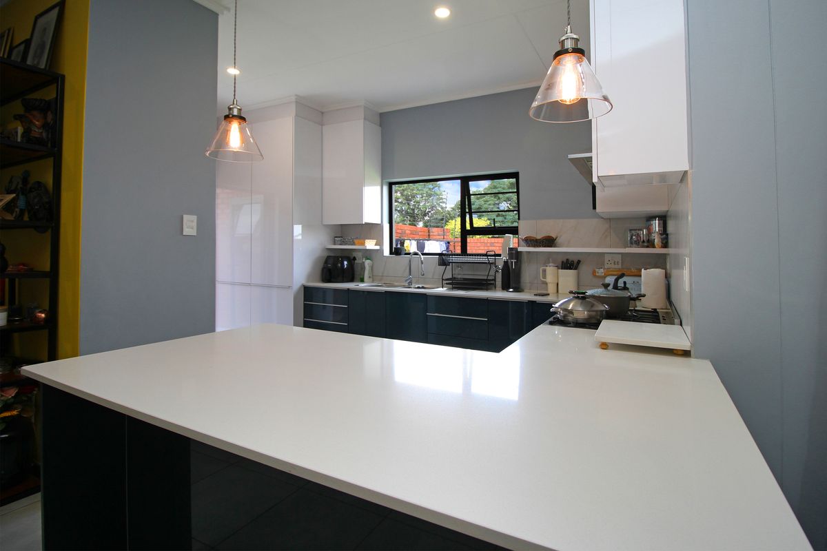 Single storey contemporary living - Photo 5