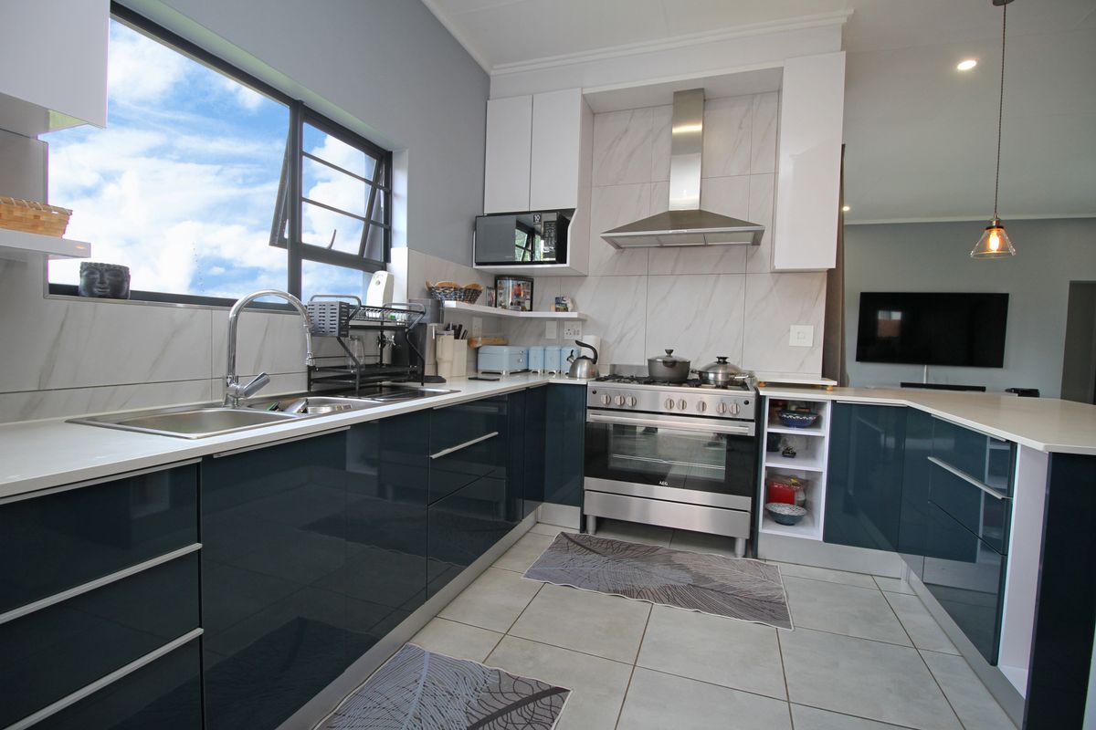 Single storey contemporary living - Photo 4