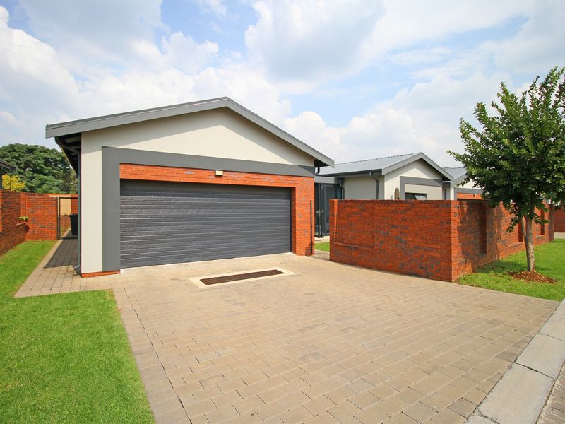 Single storey contemporary living - Photo 1