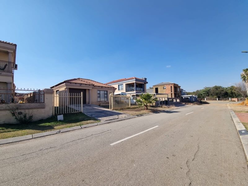 Brits - Charming 3-bedroom house , perfect for families - Photo 8