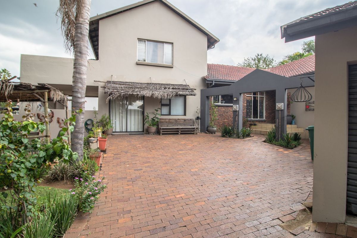 Discover Refined Family Living in a Premier Boomed Area! - Photo 4