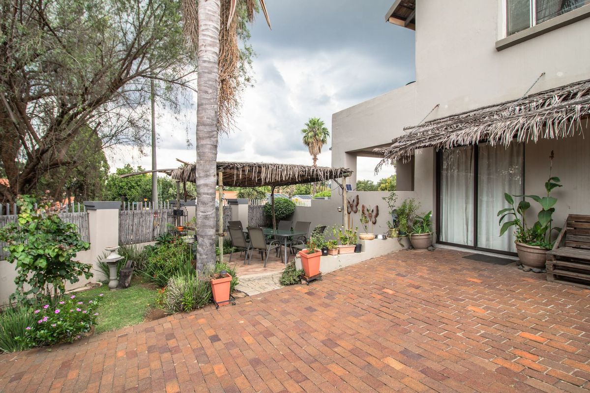 Discover Refined Family Living in a Premier Boomed Area! - Photo 5