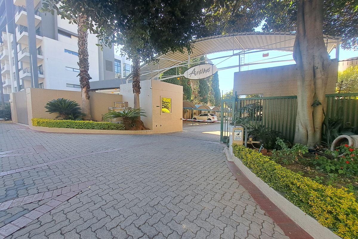 Charming unit 2 minutes from Sandton CBD - Photo 3