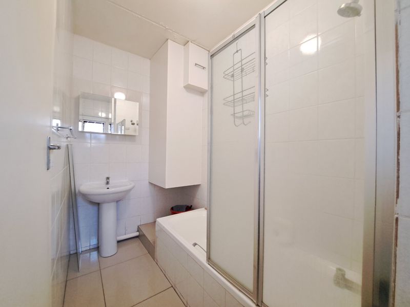 Charming air bnb ready unit 2 minutes from Sandton CBD - Photo 10