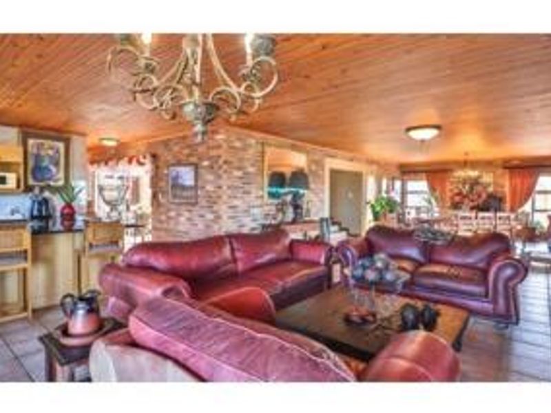 Where Style Meets Space – Exceptional 560m2 Home with Swimming Pool - Photo 4