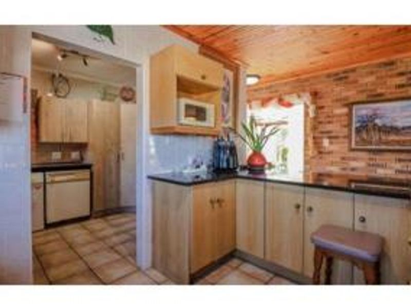 Where Style Meets Space – Exceptional 560m2 Home with Swimming Pool - Photo 7