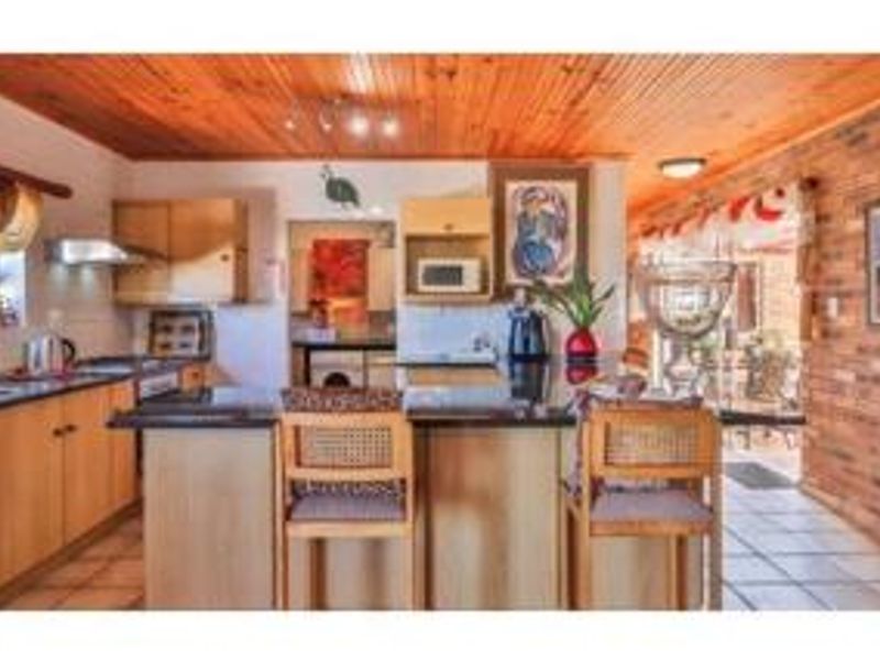 Where Style Meets Space – Exceptional 560m2 Home with Swimming Pool - Photo 6