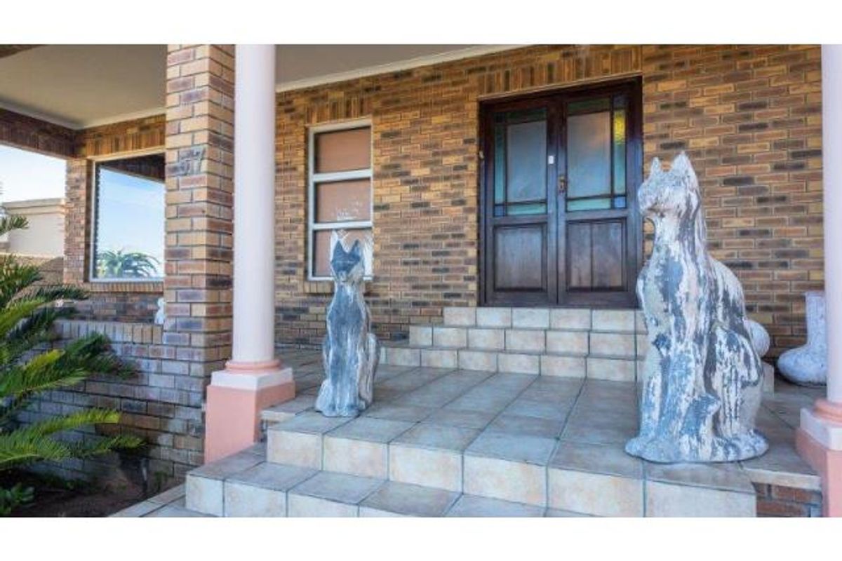 Where Style Meets Space – Exceptional 560m2 Home with Swimming Pool - Photo 2