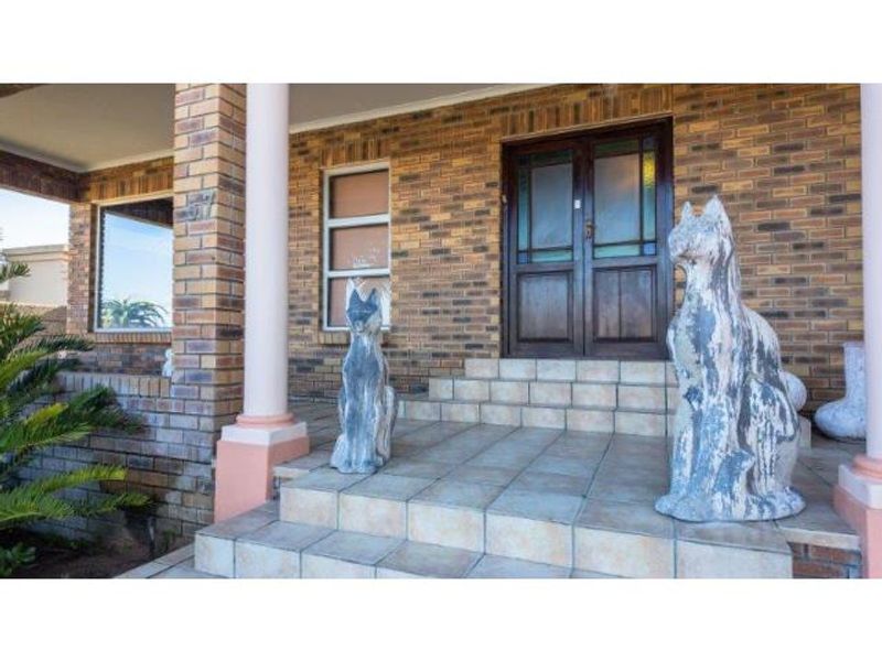 Where Style Meets Space – Exceptional 560m2 Home with Swimming Pool - Photo 2