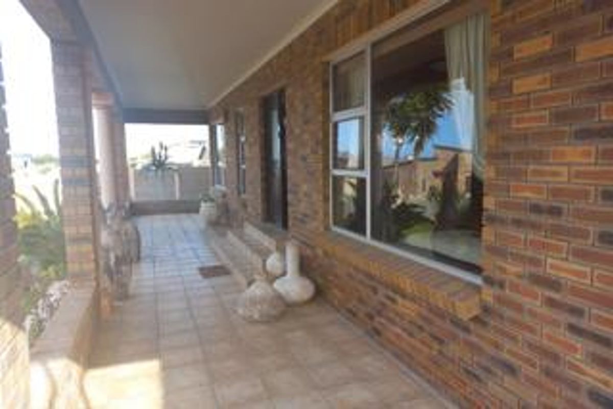 Where Style Meets Space – Exceptional 560m2 Home with Swimming Pool - Photo 3