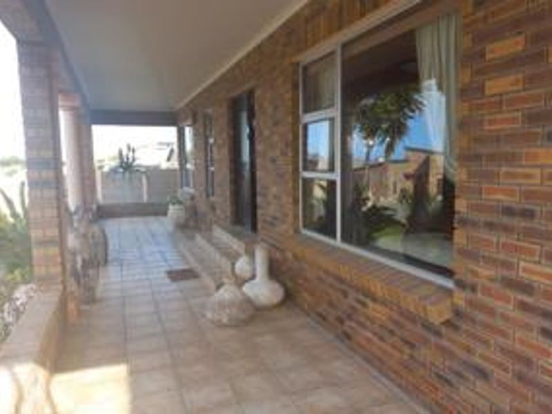 Where Style Meets Space – Exceptional 560m2 Home with Swimming Pool - Photo 3