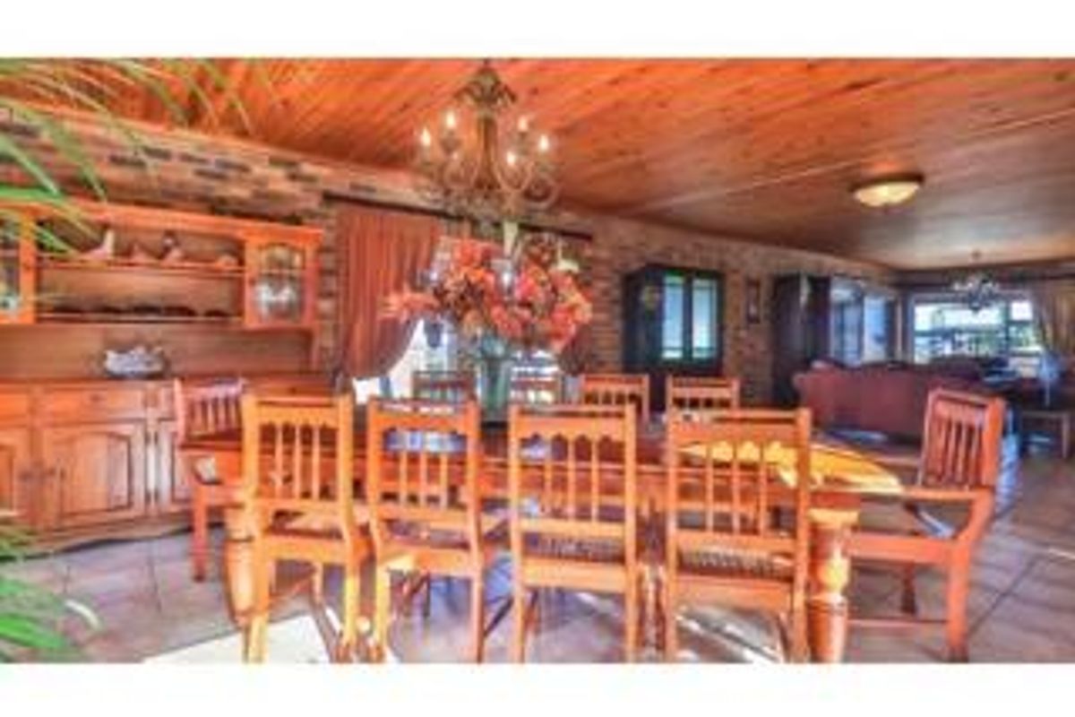 Where Style Meets Space – Exceptional 560m2 Home with Swimming Pool - Photo 5