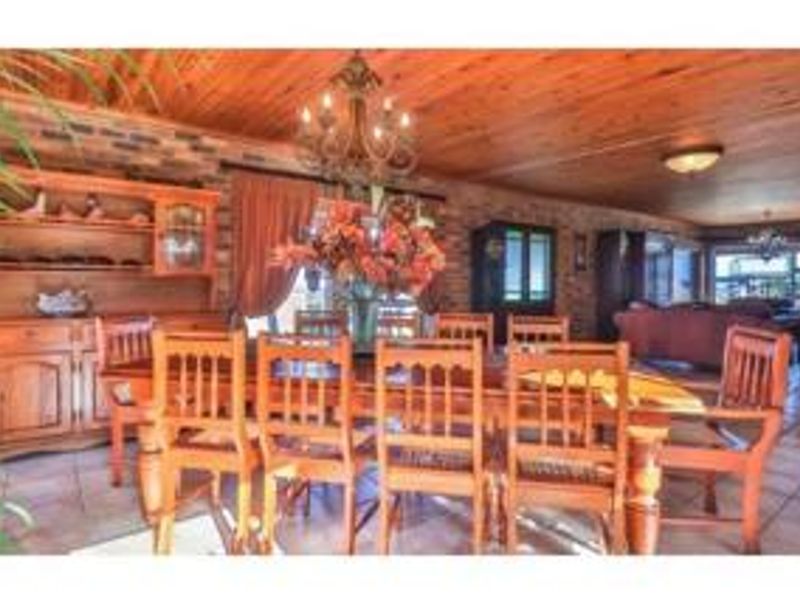 Where Style Meets Space – Exceptional 560m2 Home with Swimming Pool - Photo 5