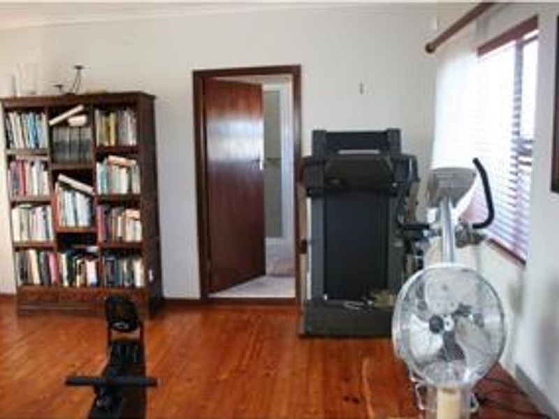 Where Style Meets Space – Exceptional 560m2 Home with Swimming Pool - Photo 10