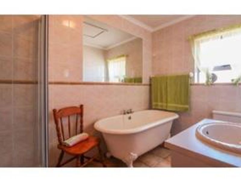 Where Style Meets Space – Exceptional 560m2 Home with Swimming Pool - Photo 9