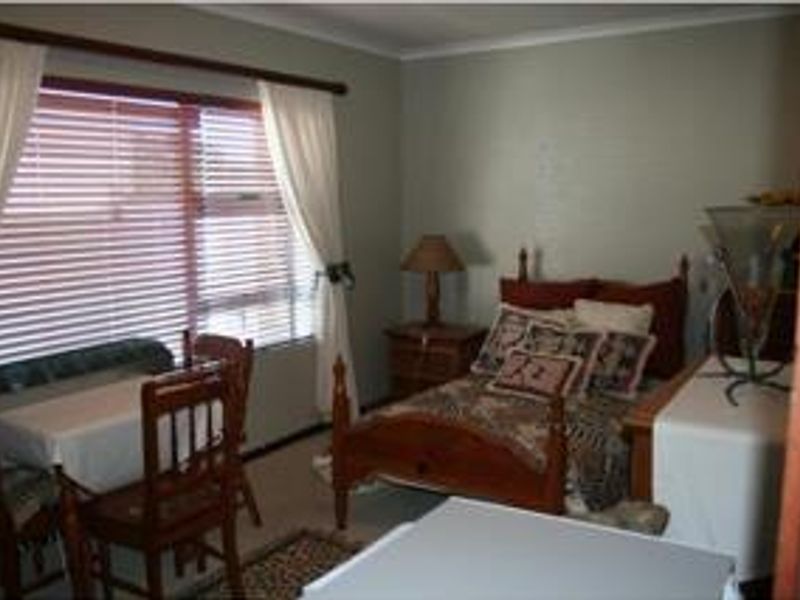 Where Style Meets Space – Exceptional 560m2 Home with Swimming Pool - Photo 8