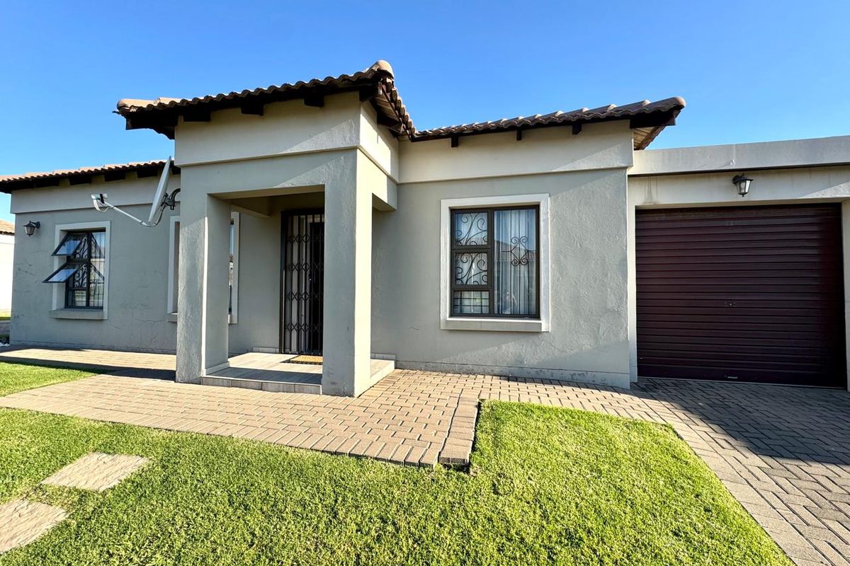 Modern and stylish three bedroom townhouse for sale in Terra Nova Trichardt. - Photo 3