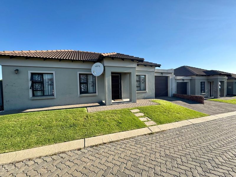 Modern and stylish three bedroom townhouse for sale in Terra Nova Trichardt. - Photo 2