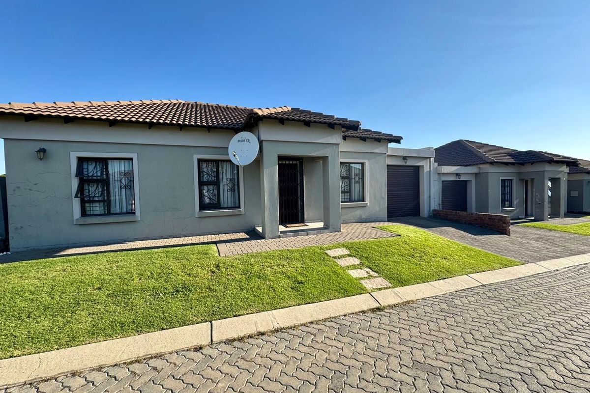 Modern and stylish three bedroom townhouse for sale in Terra Nova Trichardt. - Photo 2