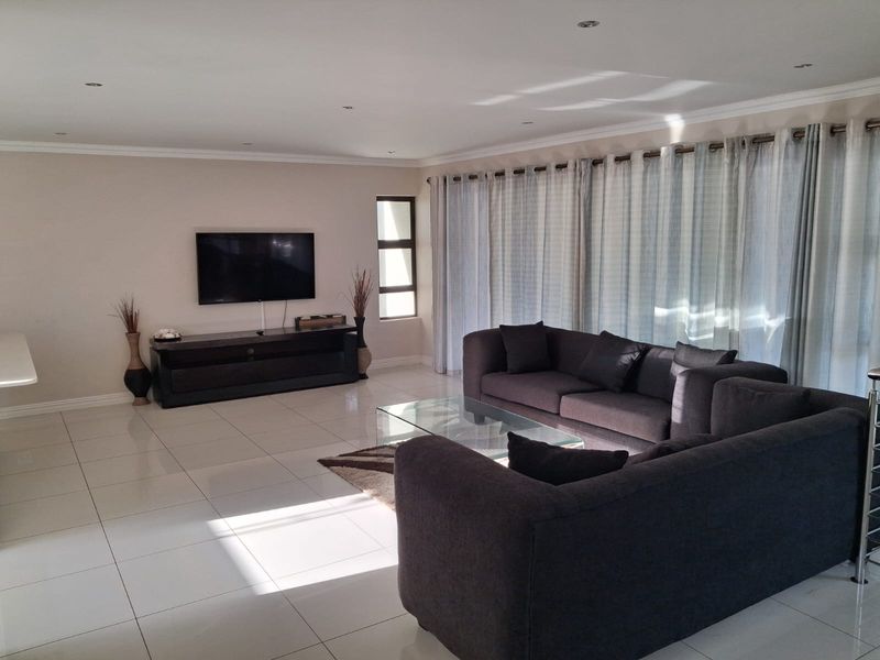 Beautiful Furnished 3 bedroom Family Home to rent in Winterstrand - secure complex - Photo 5
