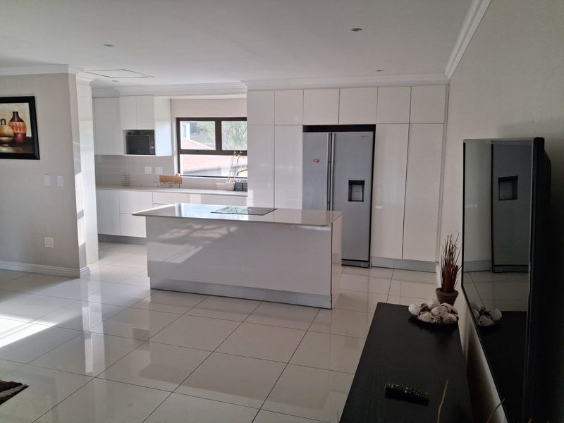 Beautiful Furnished 3 bedroom Family Home to rent in Winterstrand - secure complex - Photo 8