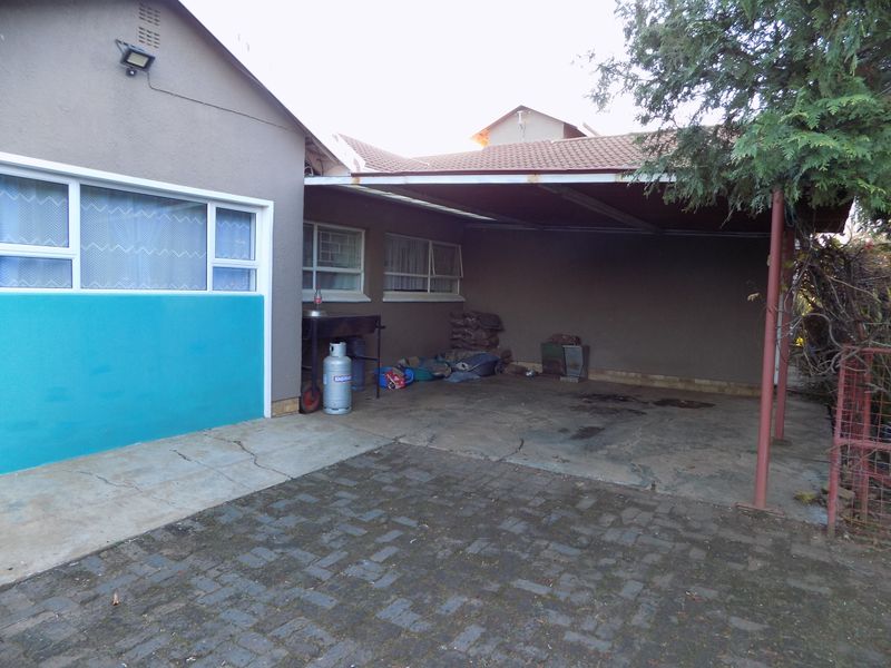 Family home on Large Stand - Photo 10