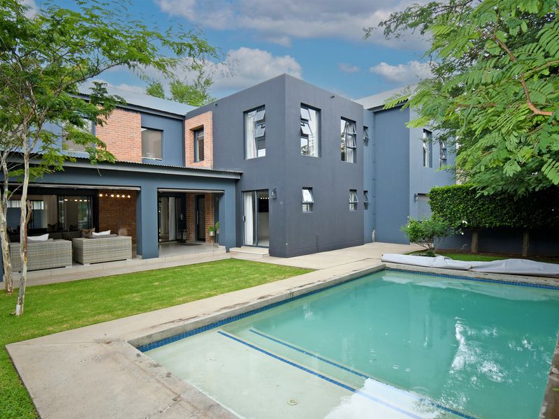 Stunning double-story home in the prestigious Copperleaf Golf Estate! - Photo 2