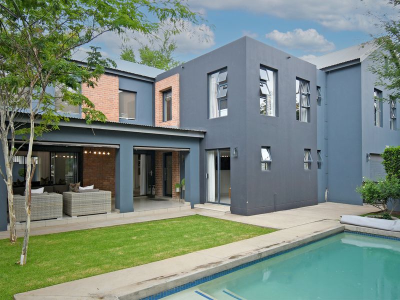 Stunning double-story home in the prestigious Copperleaf Golf Estate! - Photo 4