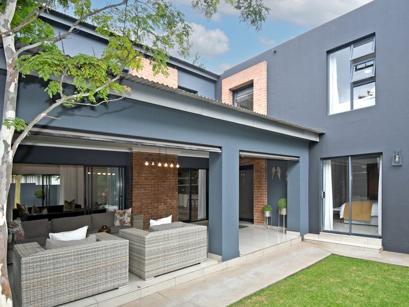 Stunning double-story home in the prestigious Copperleaf Golf Estate! - Photo 3