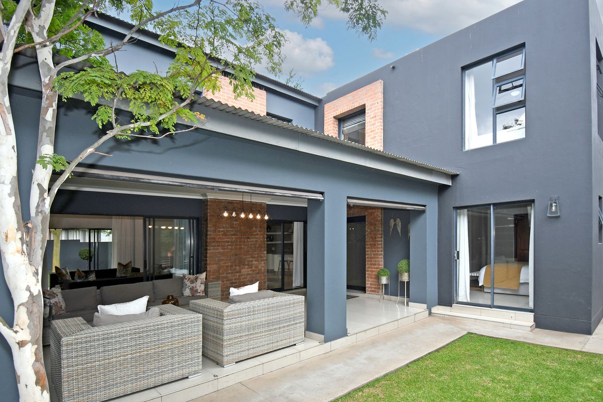 Stunning double-story home in the prestigious Copperleaf Golf Estate! - Photo 3