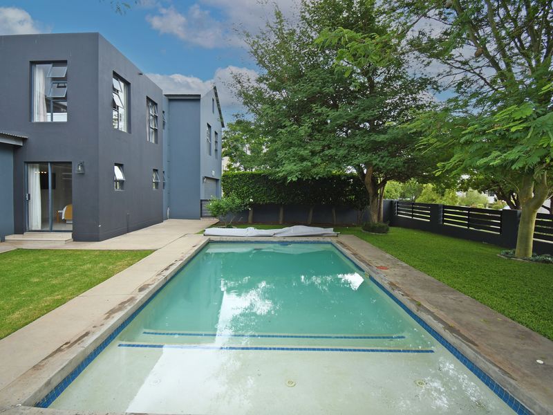 Stunning double-story home in the prestigious Copperleaf Golf Estate! - Photo 8