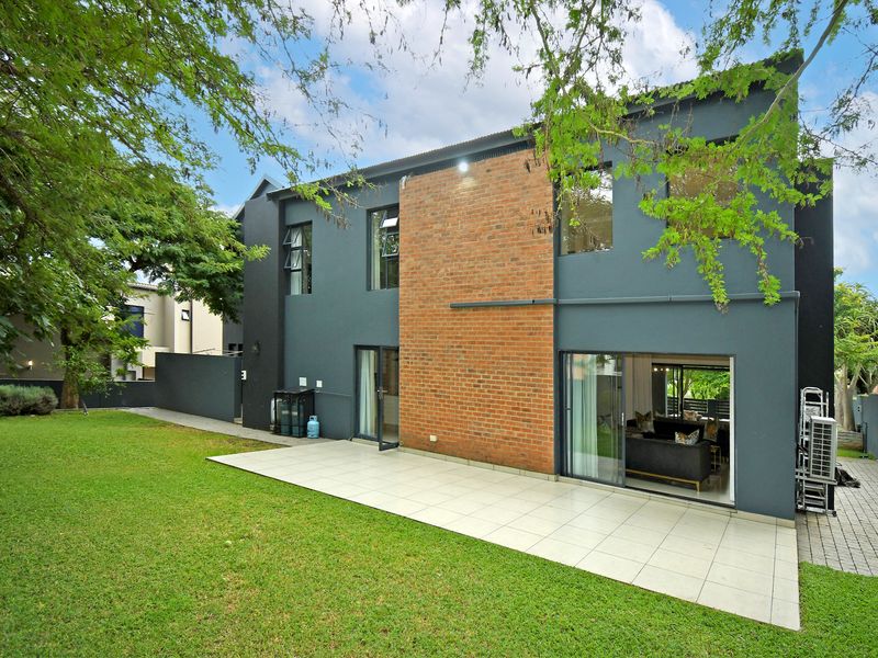 Stunning double-story home in the prestigious Copperleaf Golf Estate! - Photo 7