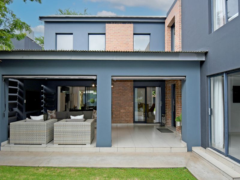 Stunning double-story home in the prestigious Copperleaf Golf Estate! - Photo 5