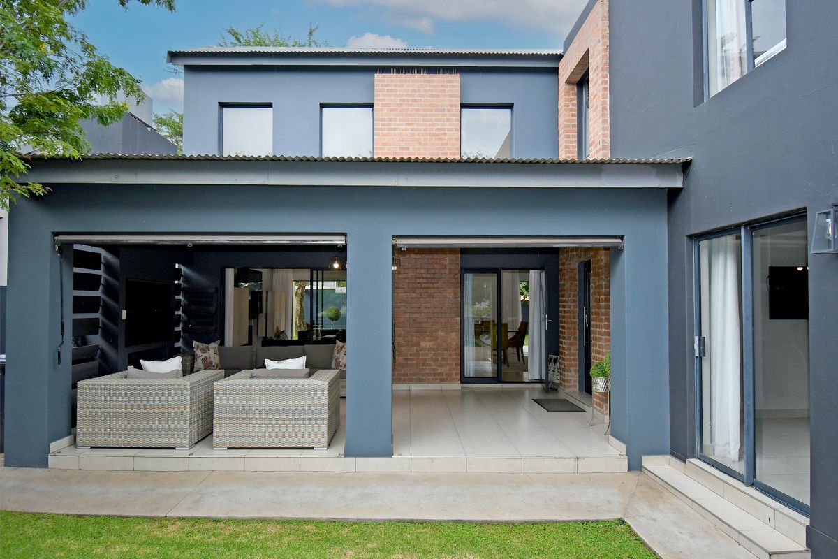 Stunning double-story home in the prestigious Copperleaf Golf Estate! - Photo 5