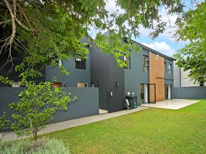 Stunning double-story home in the prestigious Copperleaf Golf Estate! - Photo 10