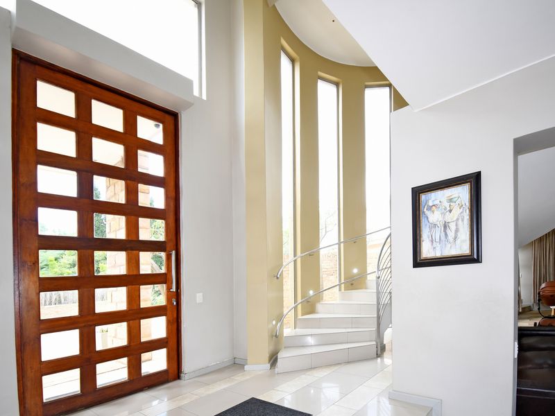 Unparalleled sense of space, light, and tranquility - Photo 3