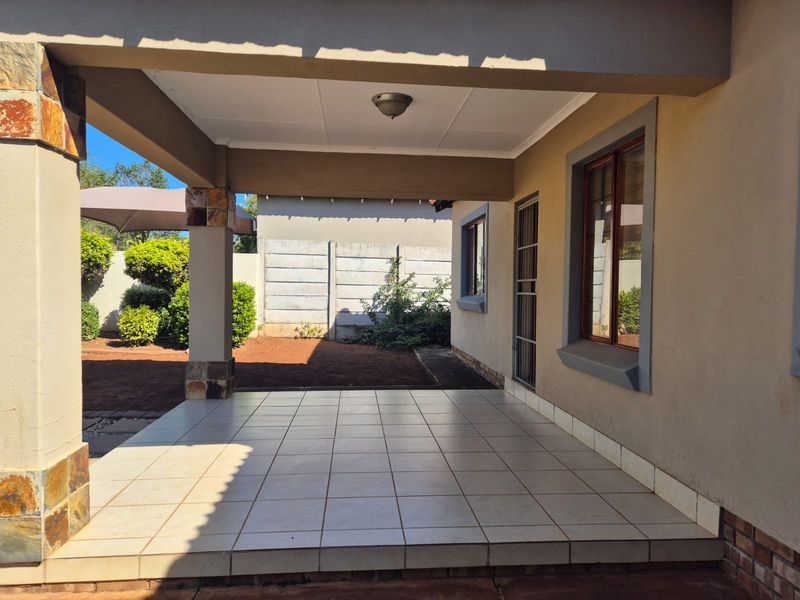 Prime Location, Peace of Mind: Your New Home Awaits in Bendor - Photo 5