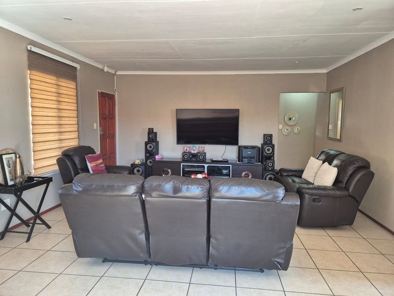 Prime Location, Peace of Mind: Your New Home Awaits in Bendor - Photo 7