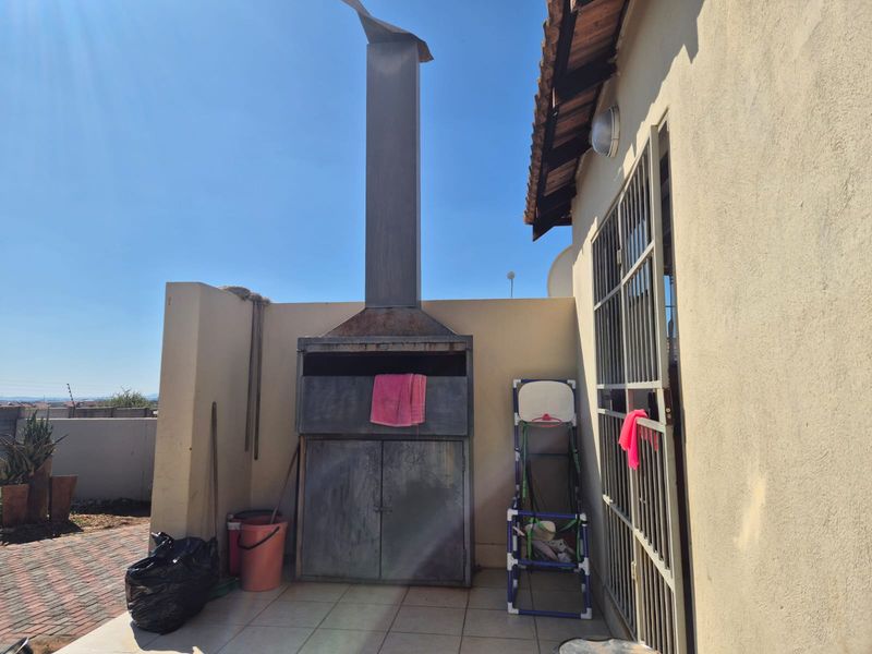 Prime Location, Peace of Mind: Your New Home Awaits in Bendor - Photo 6