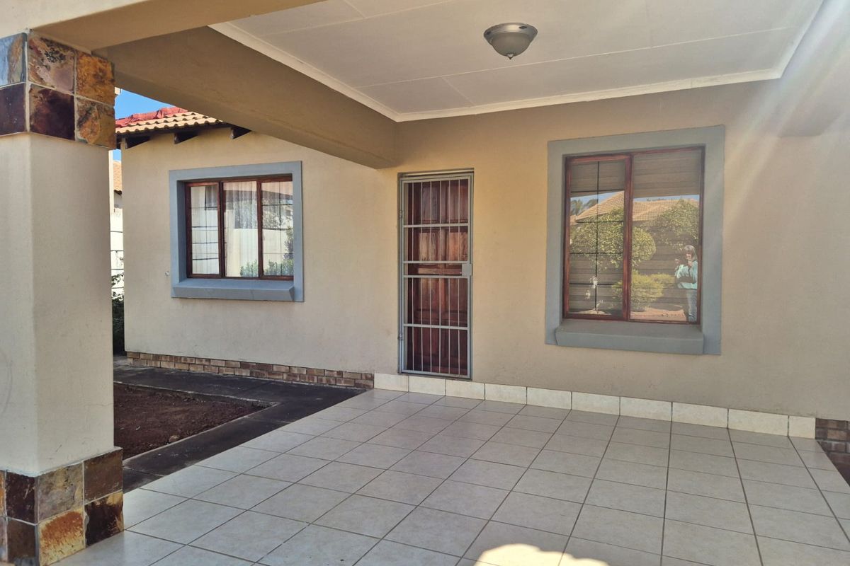 Prime Location, Peace of Mind: Your New Home Awaits in Bendor - Photo 3