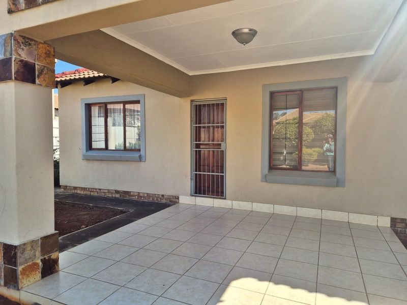 Prime Location, Peace of Mind: Your New Home Awaits in Bendor - Photo 3