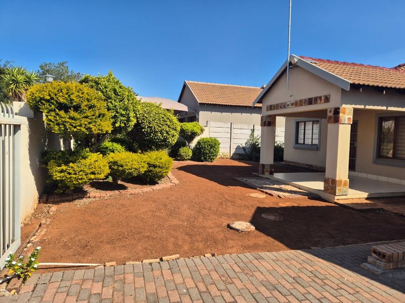 Prime Location, Peace of Mind: Your New Home Awaits in Bendor - Photo 2