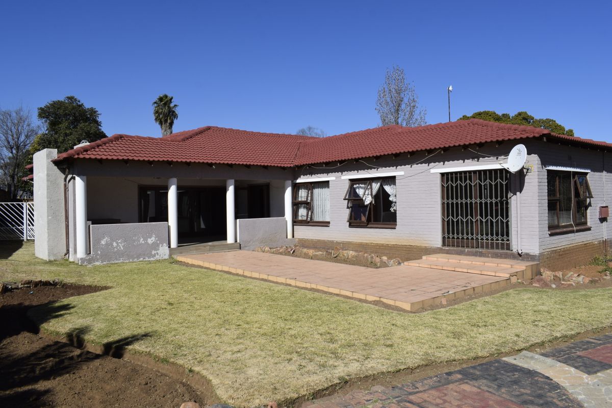 Modern 3 Bedroom property for sale in Elspark. - Photo 2