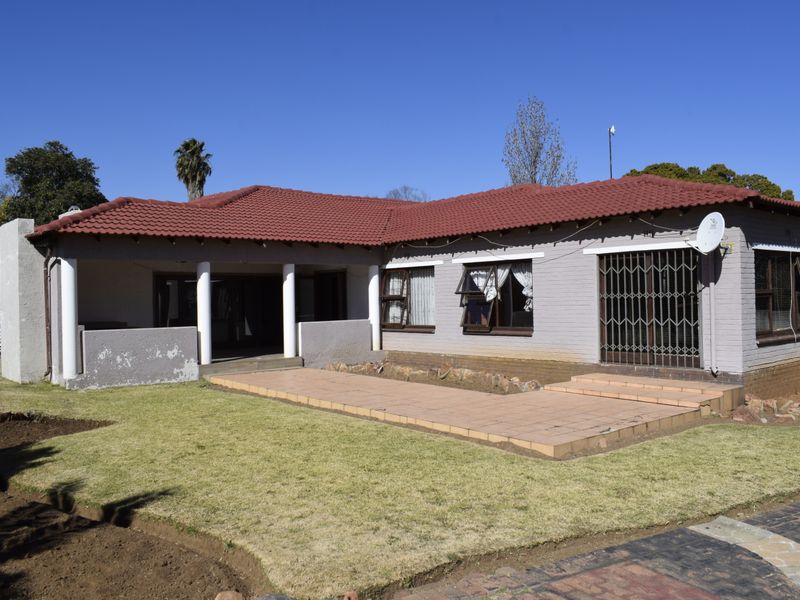 Modern 3 Bedroom property for sale in Elspark. - Photo 2