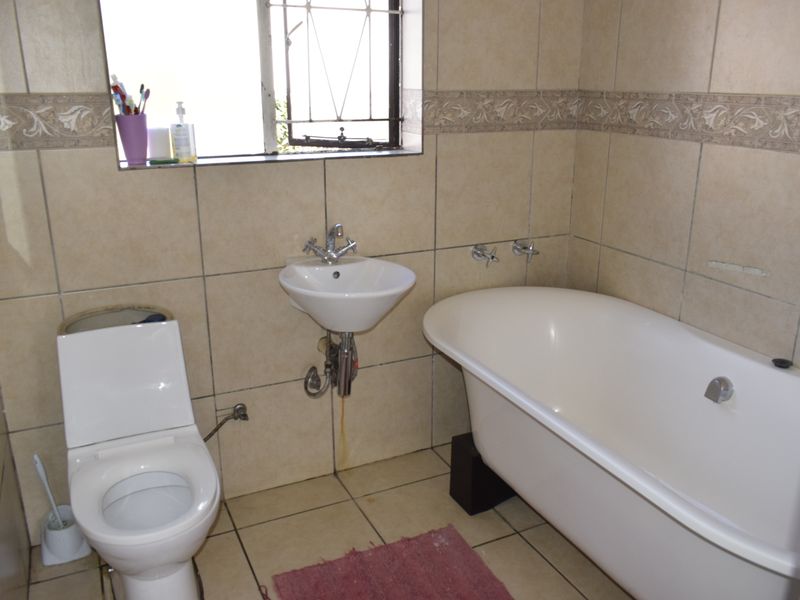 Modern 3 Bedroom property for sale in Elspark. - Photo 9