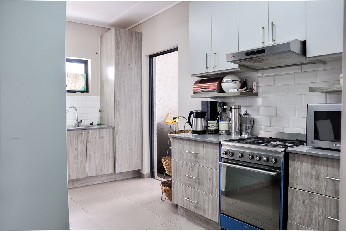 Luxury 2-Bed, 2-Bath Apartment with Balcony in Prime Spot Next to Kyalami Corner Shopping Centre. - Photo 5