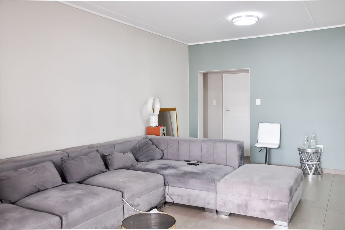 Luxury 2-Bed, 2-Bath Apartment with Balcony in Prime Spot Next to Kyalami Corner Shopping Centre. - Photo 3