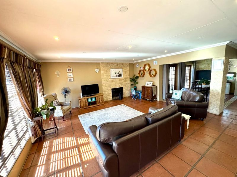 Spacious and private Tuscan style three bedroom home for sale in Secunda - Photo 5